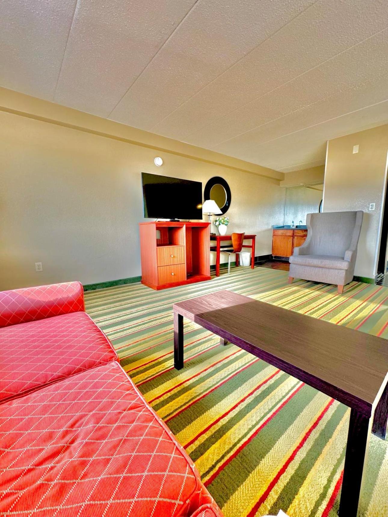 Super 8 By Wyndham Frederick Hotel Ngoại thất bức ảnh