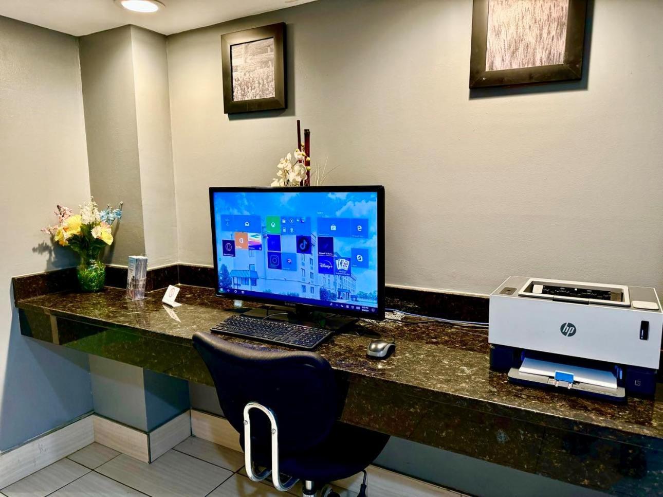 Super 8 By Wyndham Frederick Hotel Ngoại thất bức ảnh