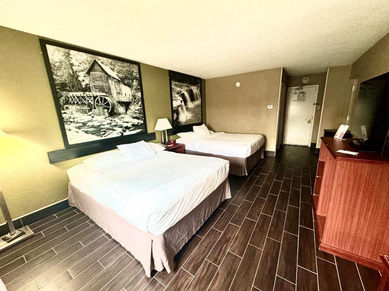 Super 8 By Wyndham Frederick Hotel Ngoại thất bức ảnh