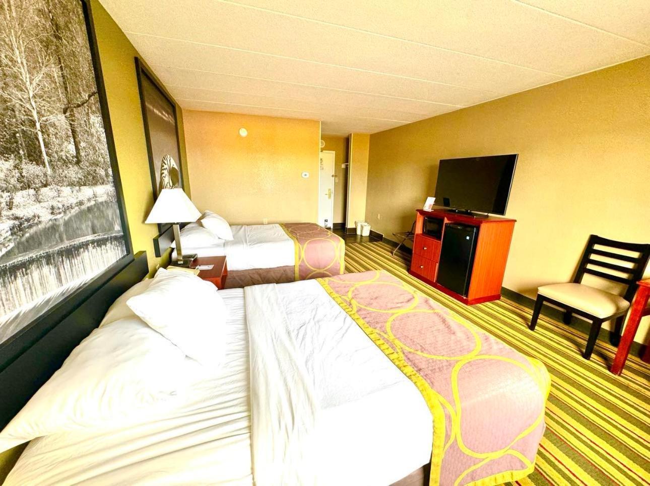 Super 8 By Wyndham Frederick Hotel Ngoại thất bức ảnh