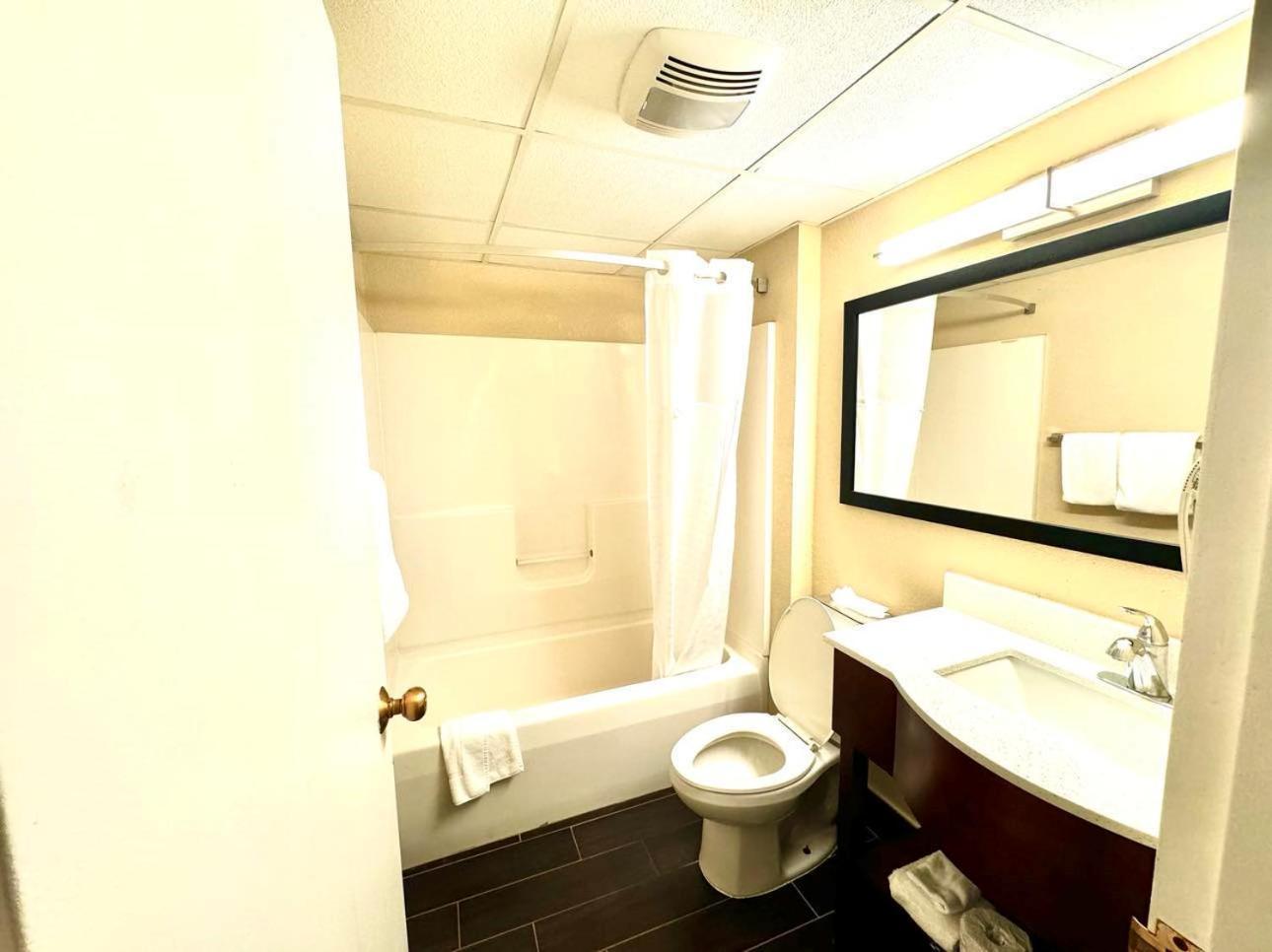 Super 8 By Wyndham Frederick Hotel Ngoại thất bức ảnh