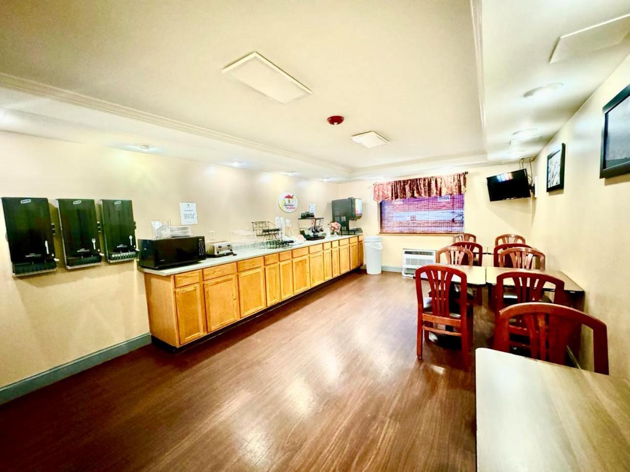 Super 8 By Wyndham Frederick Hotel Ngoại thất bức ảnh