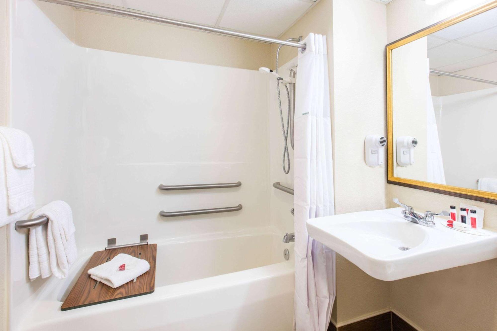 Super 8 By Wyndham Frederick Hotel Ngoại thất bức ảnh