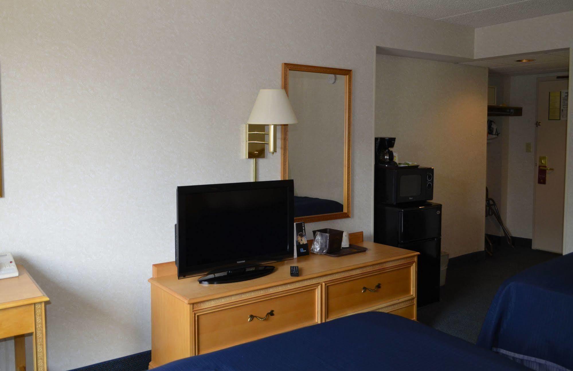 Super 8 By Wyndham Frederick Hotel Ngoại thất bức ảnh