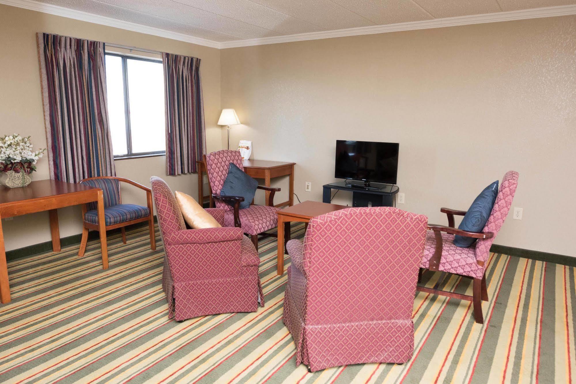 Super 8 By Wyndham Frederick Hotel Ngoại thất bức ảnh