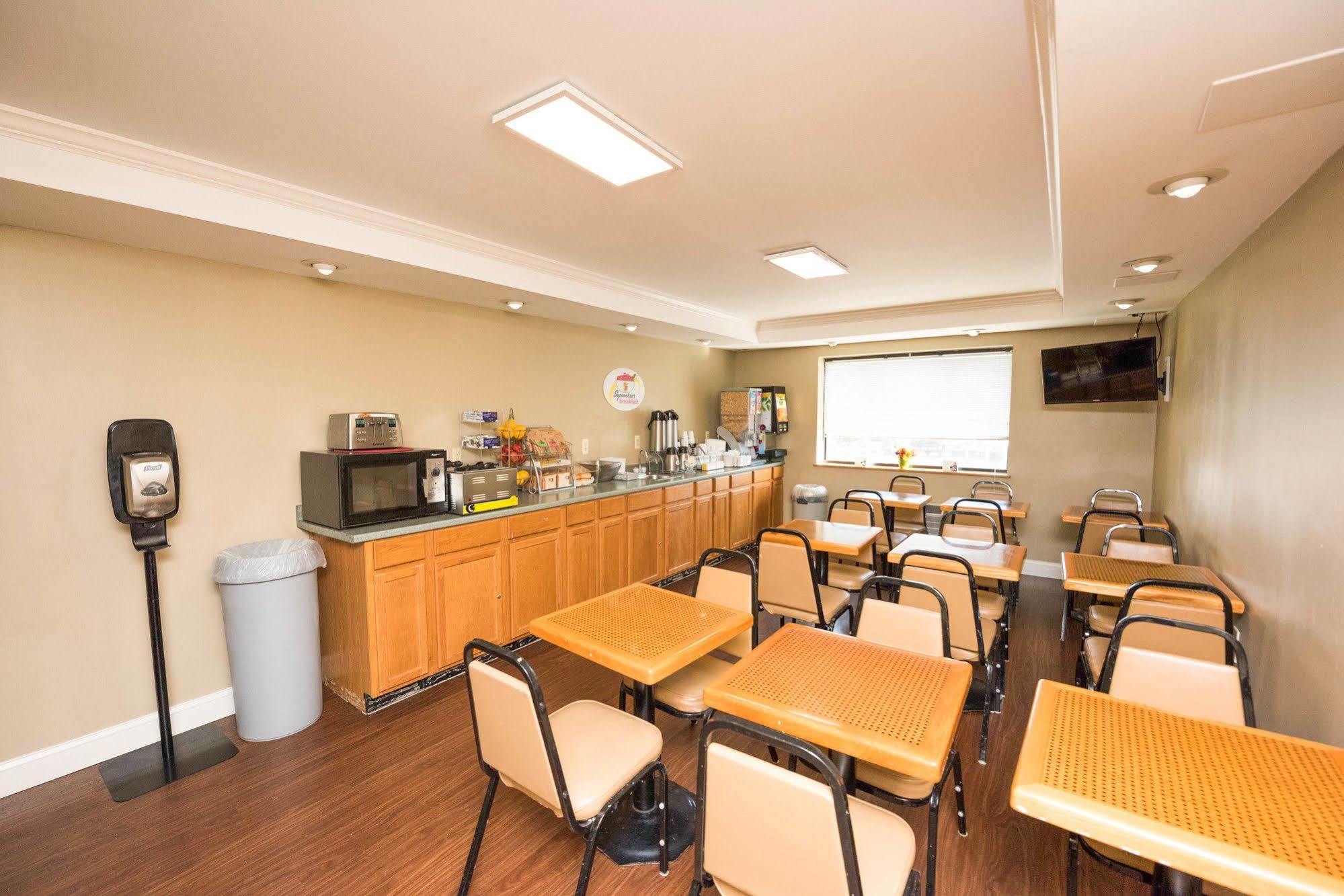 Super 8 By Wyndham Frederick Hotel Ngoại thất bức ảnh